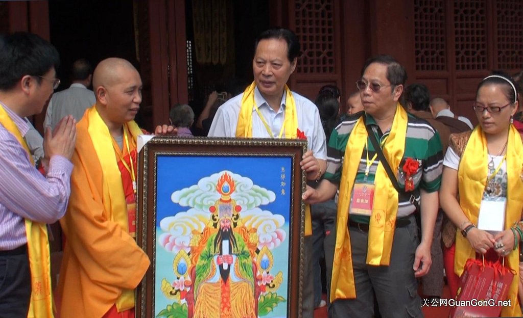 世界关公文化促进会献供关帝唐卡给玉泉寺、当阳关陵和洛阳关林